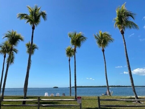 Sanibel Harbour Resort Harbour Tower 716:          Private beach, heated pool, and grill
