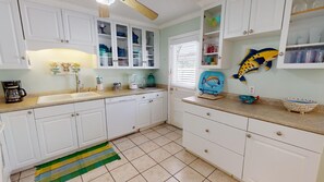 Kylskåp, mikrovågsugn, ugn och spishäll