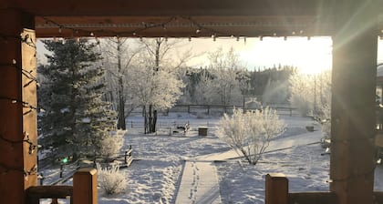 Beautiful and Comfortable Log Home with Mountain Views