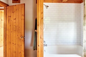 Ensemble douche/baignoire, sèche-cheveux, serviettes fournies, savon