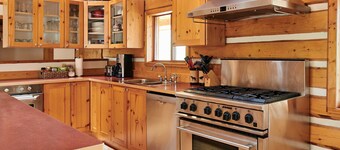 Beautiful and Comfortable Log Home with Mountain Views