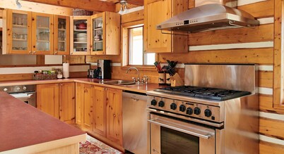 Beautiful and Comfortable Log Home with Mountain Views