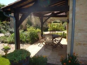 Outdoor dining - Romantic Stone Cottage at 2 km from celebrated Castles and the Dordogne River (Veyrines-De-Domme)