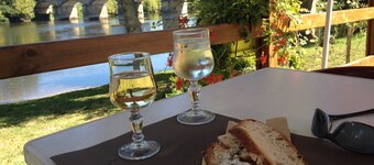 Romantic Stone Cottage at 2 km from celebrated Castles and the Dordogne River