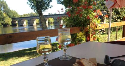 Romantic Stone Cottage at 2 km from celebrated Castles and the Dordogne River