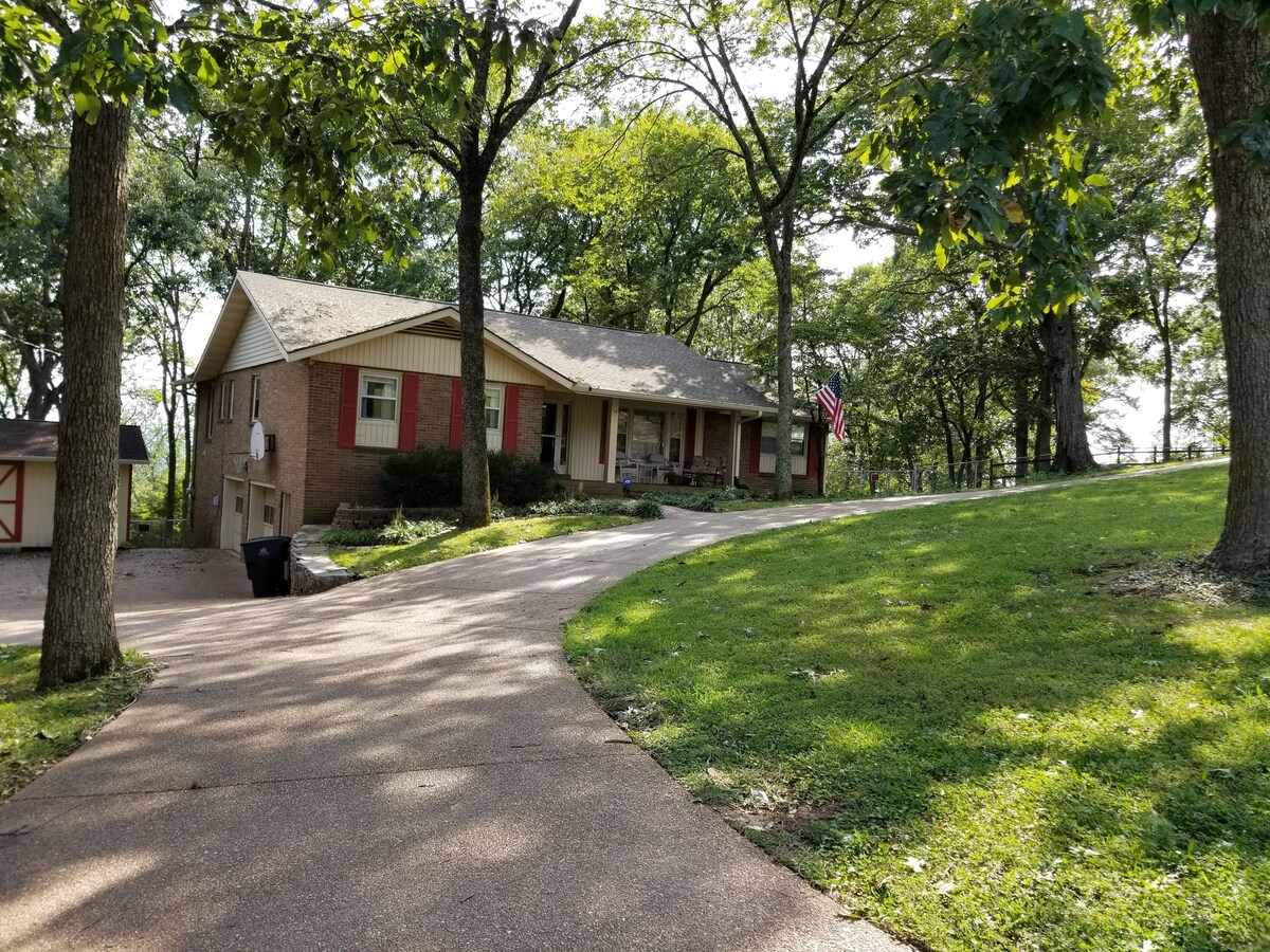 Quiet neighborhood, comfortable apartment, 10 miles from downtown Nashville