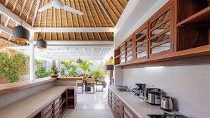 Una cucina moderna con mobili in legno, un'isola centrale e un fornello.