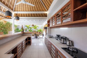 Refrigerador, microondas, placa de cocina, cafetera/tetera