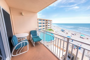 Un balcon avec vue sur la plage et une piscine.