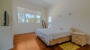 2 bedrooms, iron/ironing board, bed sheets