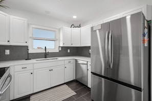 Cafetera y tetera, refrigerador, microondas y horno