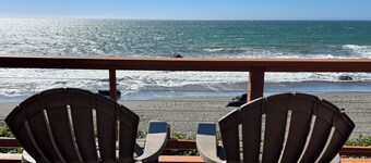 Ocean Front Cabin 10 with Jacuzzi & Breathtaking Views - The Ocean Mariner - Just STEPS TO THE BEACH (Private Beach Owned by White Rock Resort)