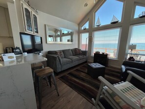 Smart TV, fireplace - Ocean Front Cabin 10 with Jacuzzi & Breathtaking Views - The Ocean Mariner - Just STEPS TO THE BEACH (Private Beach Owned by White Rock Resort) (Smith River)