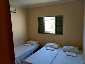 3 Schlafzimmer, Schreibtisch, Bügeleisen/Bügelbrett, Reisekinderbett