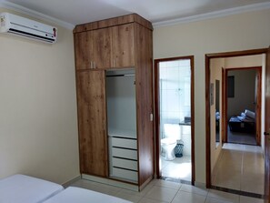 3 عدّة غرف نوم ومكتب ومكواة/لوح كي وسرير سفر