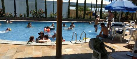 Piscine extérieure, piscine chauffée, chaises longues