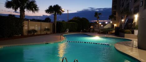 Inomhuspool och utomhuspool