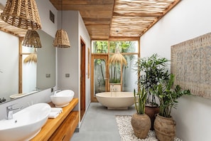 Badewanne, Haartrockner, Bidet, Handtücher