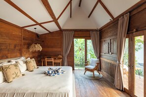 4 bedrooms, in-room safe, iron/ironing board, WiFi - Luxurious Tropical Villa (Umalas)