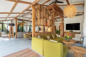 Flat-screen TV, stereo - Luxurious Tropical Villa (Umalas)