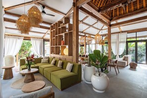 Flat-screen TV, stereo