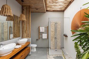 Bathtub, hair dryer, bidet, towels - Luxurious Tropical Villa (Umalas)