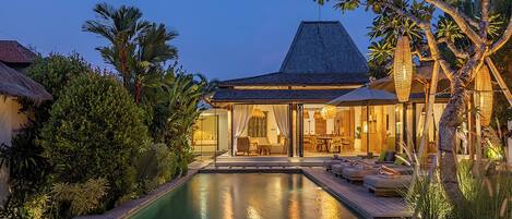 Alberca al aire libre y camastros