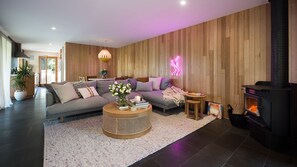 TV, fireplace, Netflix, DVD player - Dollywood - Stylish Home in Daylesford (DAYLESFORD)