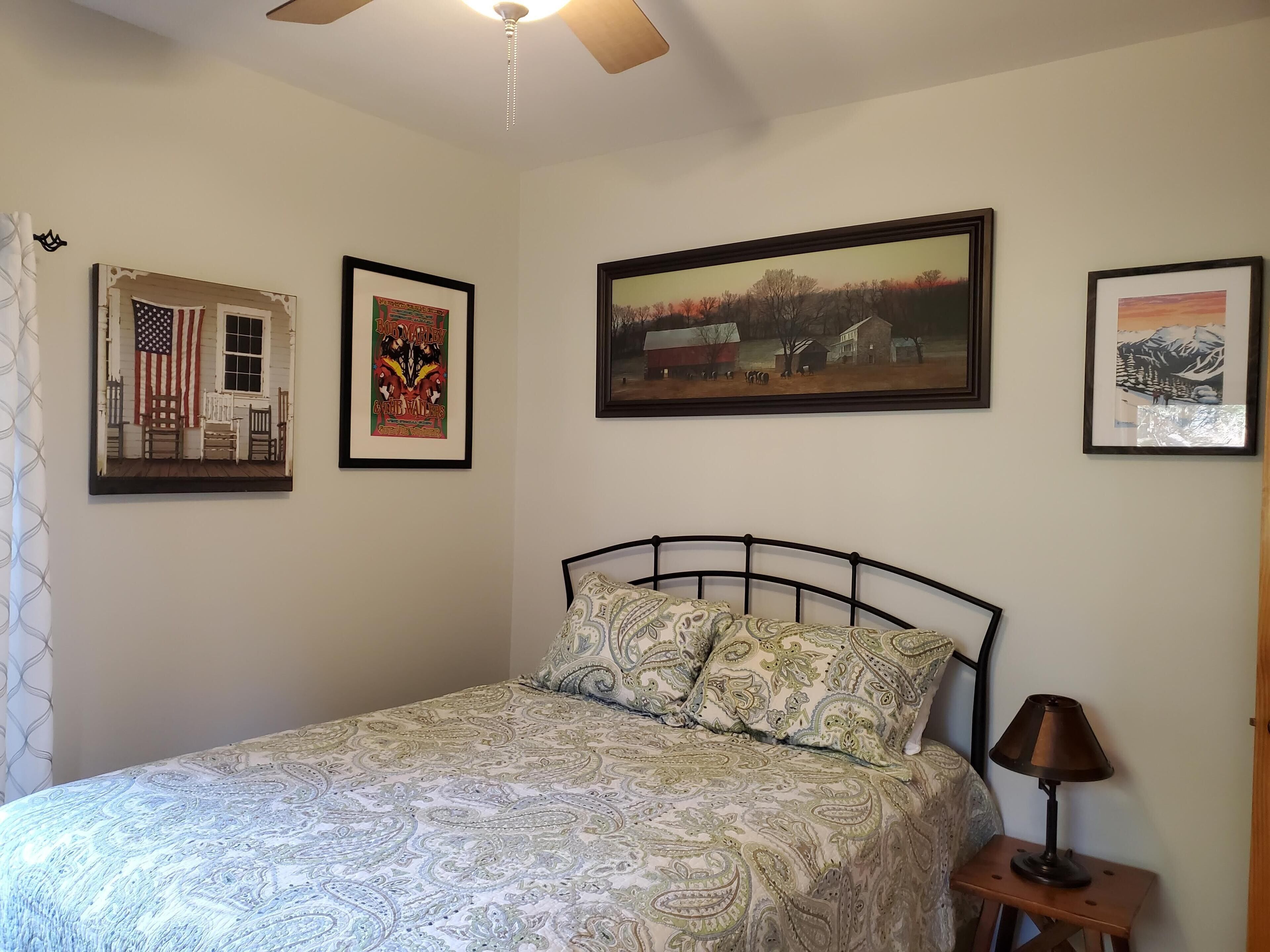 Beautiful, upscale log home located 2 miles from Elk Mountain