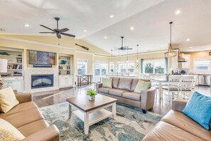 TV, caminetto, lettore DVD, tavolo da ping pong