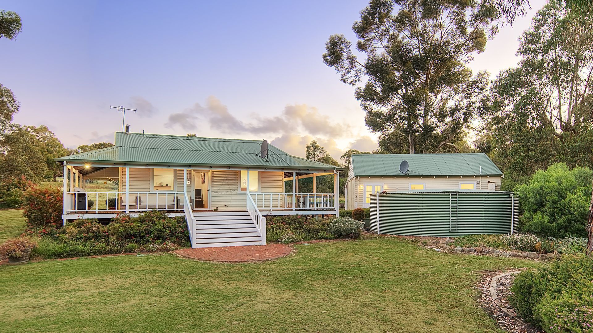 Bottlebrush Cottage & Studio