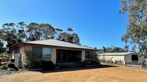 A single-story building with a metal roof, large windows, and a front porch. - Al-Pac-Em Inn - Farm Stay (Kingscote)
