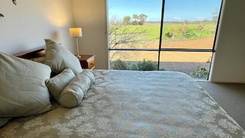 4 bedrooms, iron/ironing board, bed sheets