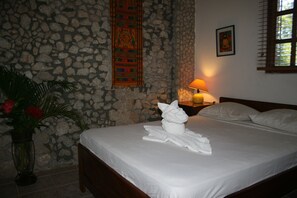1 bedroom, free WiFi, bed sheets - Epic views, 6-min. walk from beach, full size pool - VILLAS CASA LOMA, Suite 402 (Playa Flamingo)