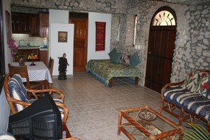 TV, DVD-spiller, bøker og stereoanlegg