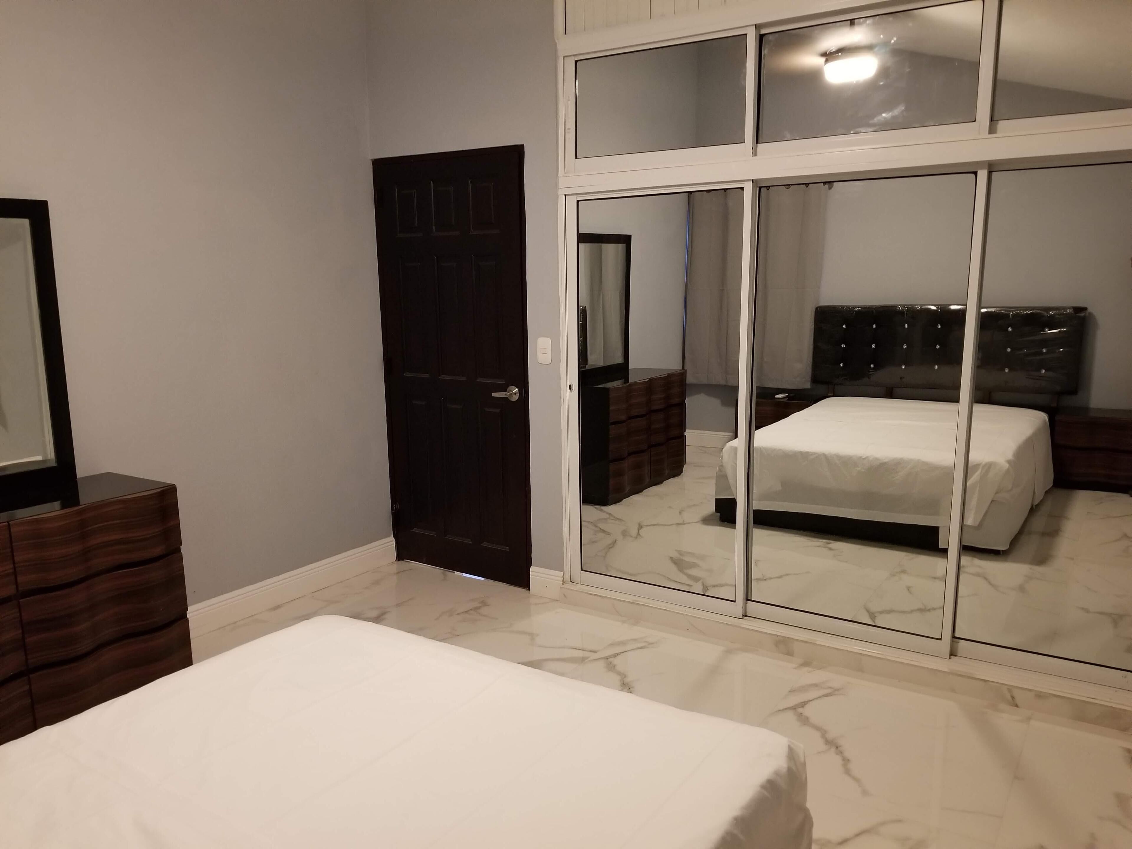 2 makuuhuonetta, tallelokero huoneessa, silitysrauta/-lauta, Wi-Fi