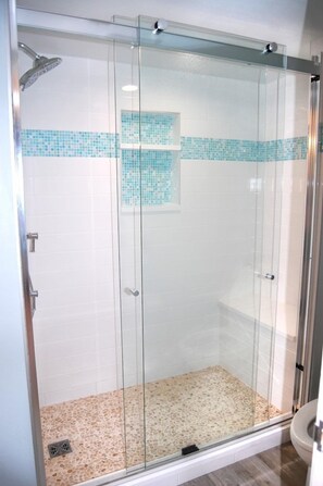 Bathtub, towels