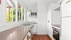 Fridge, microwave, oven, stovetop - Beluso - Byrons best beaches, cafes and stores literally on your doorstep. Perfectly located! (Byron Bay)