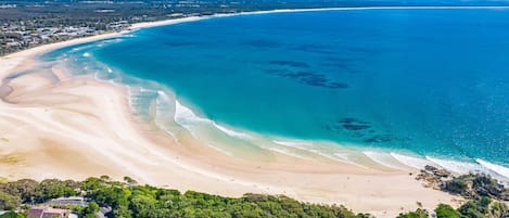 Una spiaggia nelle vicinanze