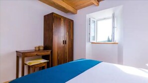 Iron/ironing board, free WiFi, bed sheets