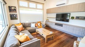 Téléviseur connecté, lecteur de DVD, sélection de films, chaîne audio