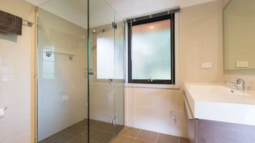 Een douche, een haardroger, handdoeken, zeep