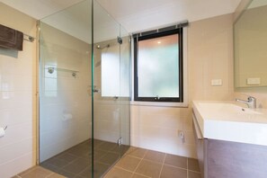 Een douche, een haardroger, handdoeken, zeep