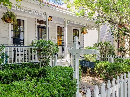 Victorian Cottage Near Forsyth Park