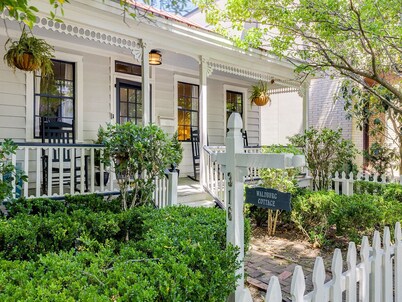 Victorian Cottage Near Forsyth Park