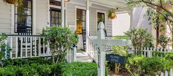 Victorian Cottage Near Forsyth Park