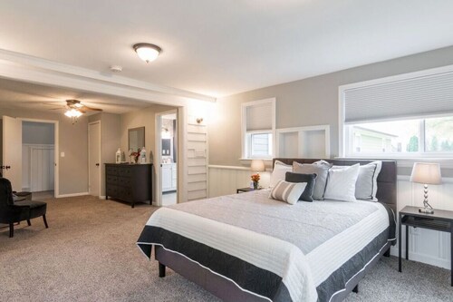 Elegant Large Home with Modern Amenities for 8 in N. Royal Oak near Birmingham!