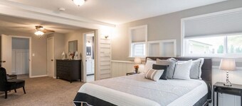 Elegant Large Home with Modern Amenities for 8 in N. Royal Oak near Birmingham!