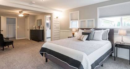 Elegant Large Home with Modern Amenities for 8 in N. Royal Oak near Birmingham!