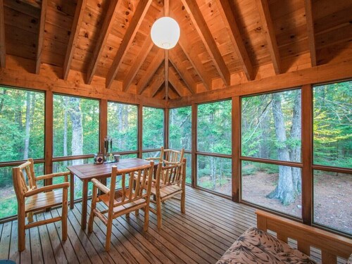 Ainutlaatuinen luonto innoittama uusi koti, joka sijaitsee metsässä Acadian suuren järven vieressä